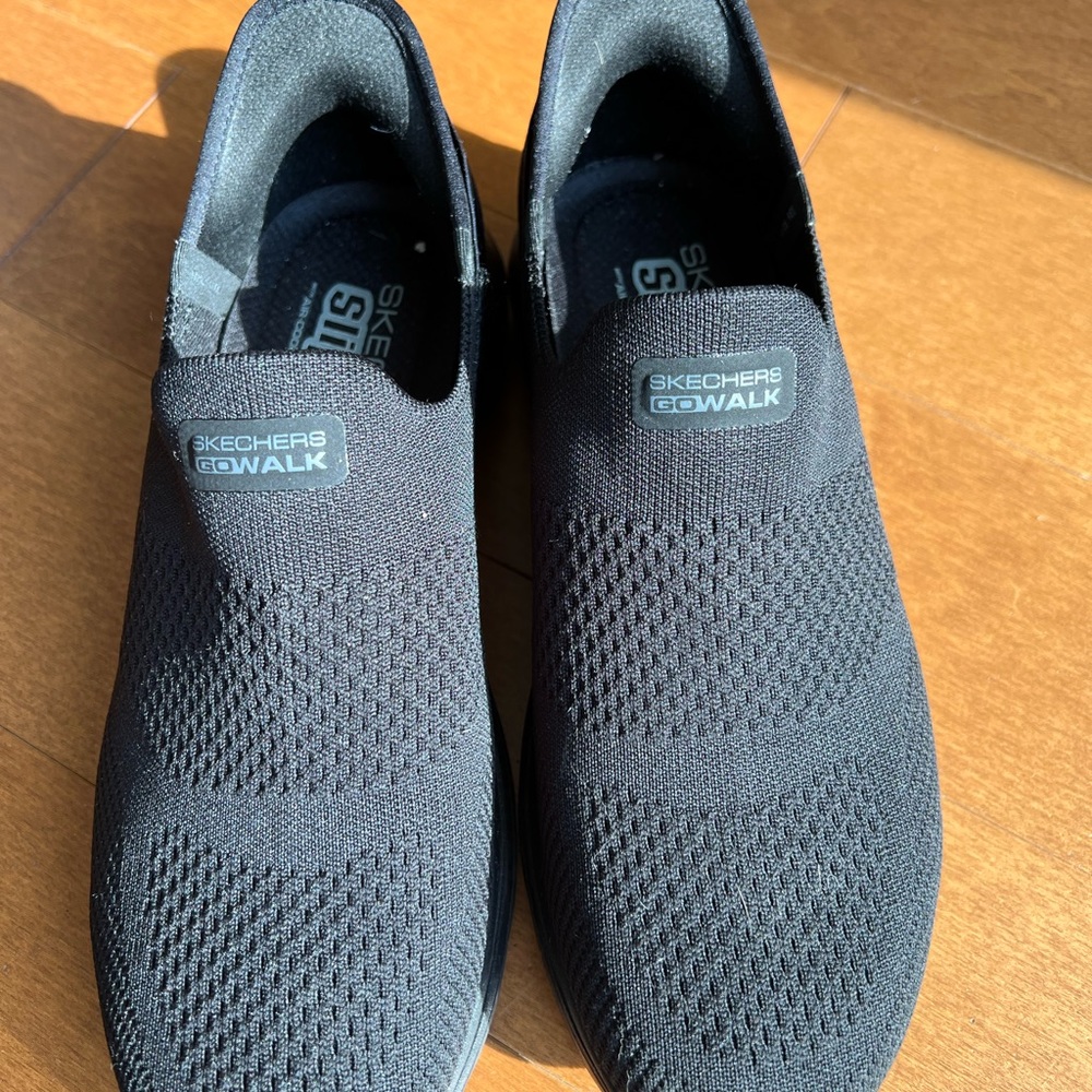 Women’s Black 9.5M Sketchers sneakers slip on - wore 3X $95. Go walk 7 Mia